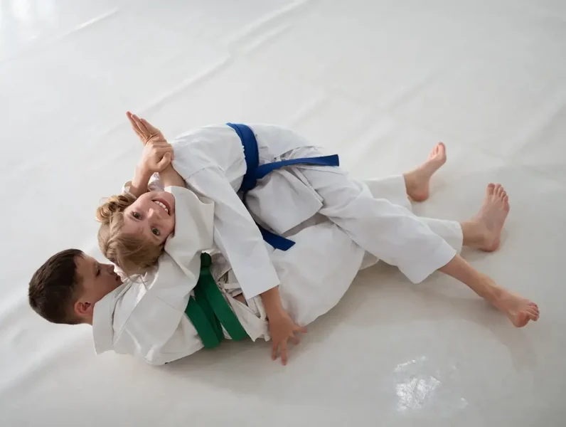 crianças a praticar judo
