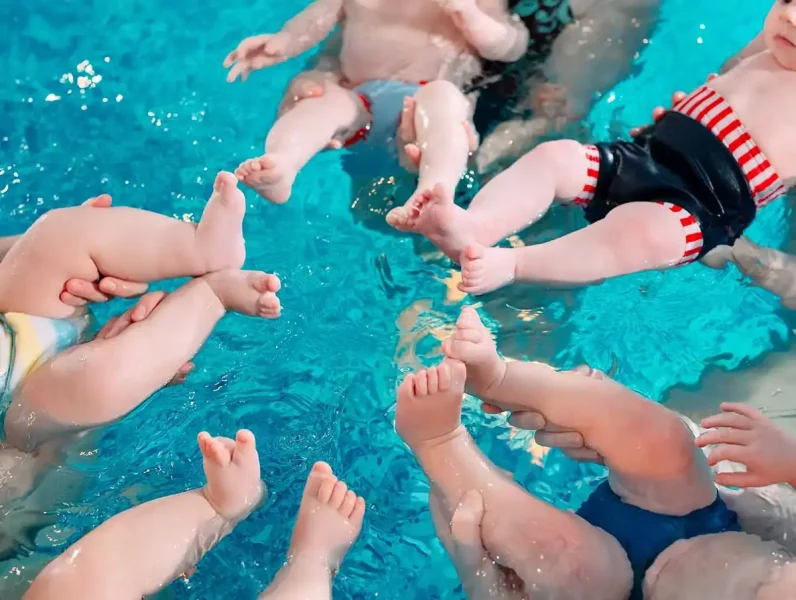 grupo de bebés na natação