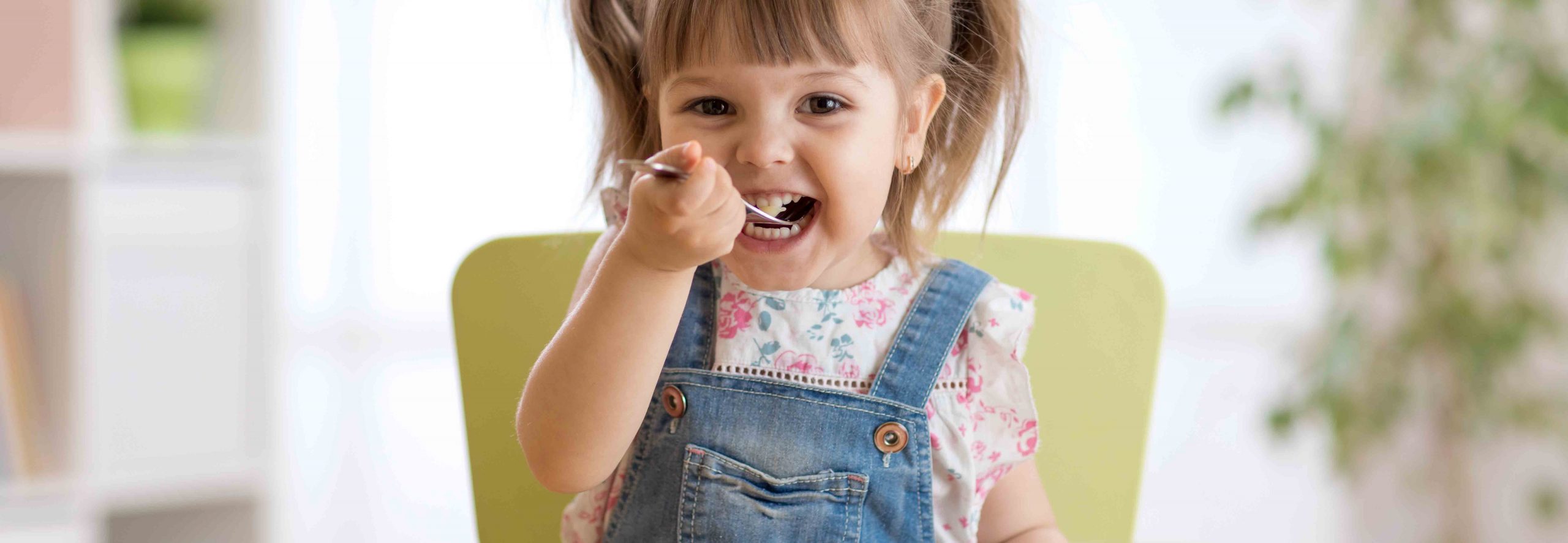 Criança a comer comida saudável