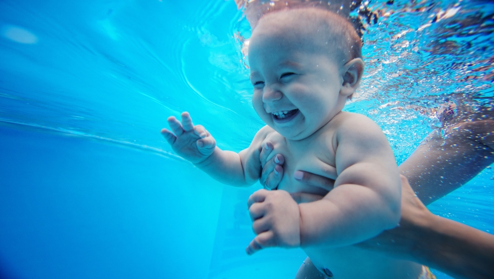 bebé a nadar