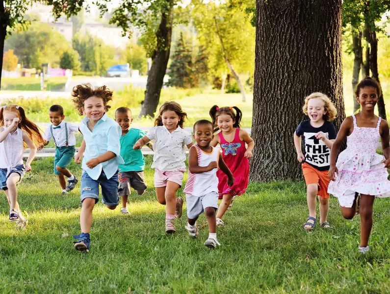 Jogos ativos para crianças em idade escolar e pré-escolares no ar. agachar  e pular. jogo ao ar livre para grupo de crianças.