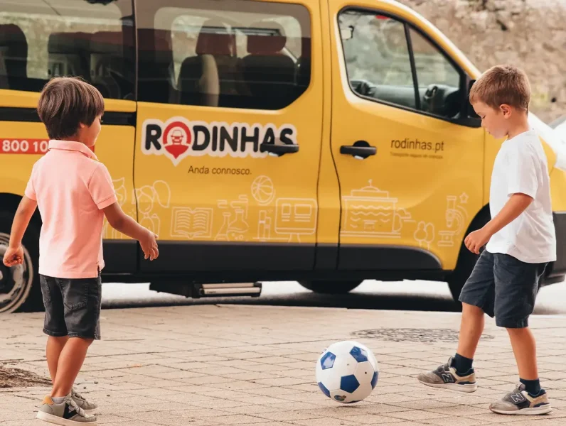 crianças a brincar com bola junto a carrinha Rodinhas