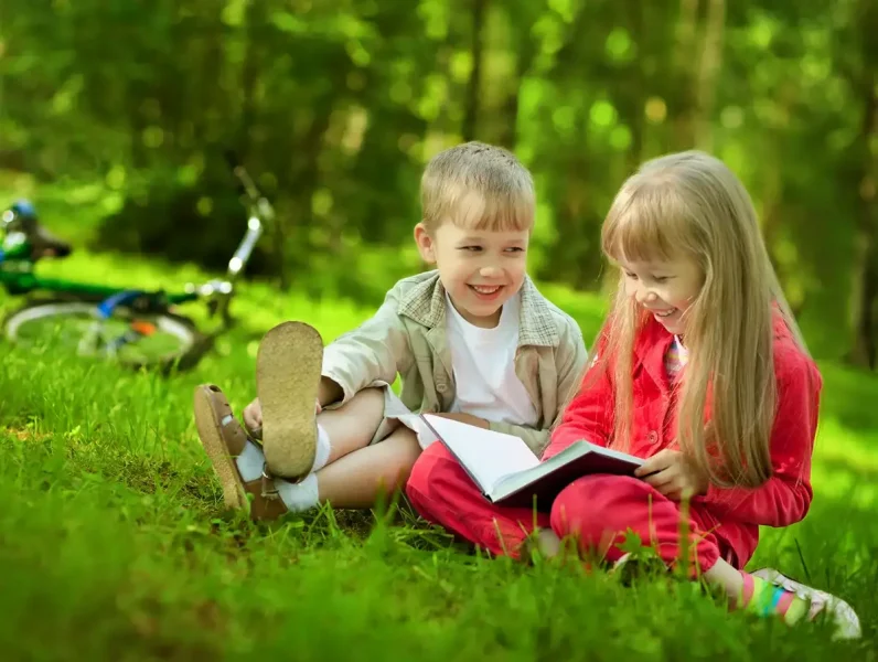 crianças a lerem no parque