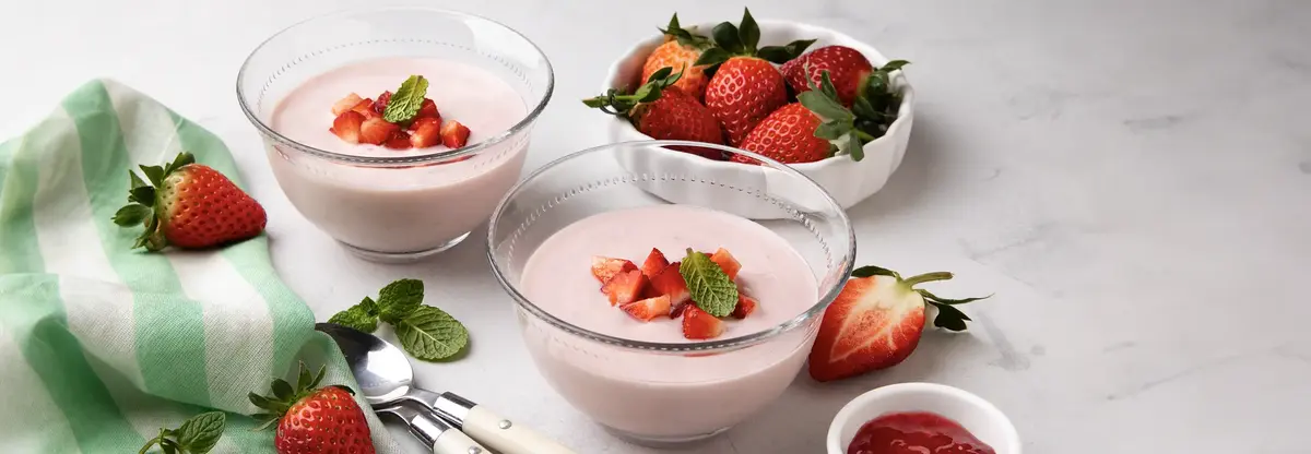 receita semi frio de iogurte e morangos