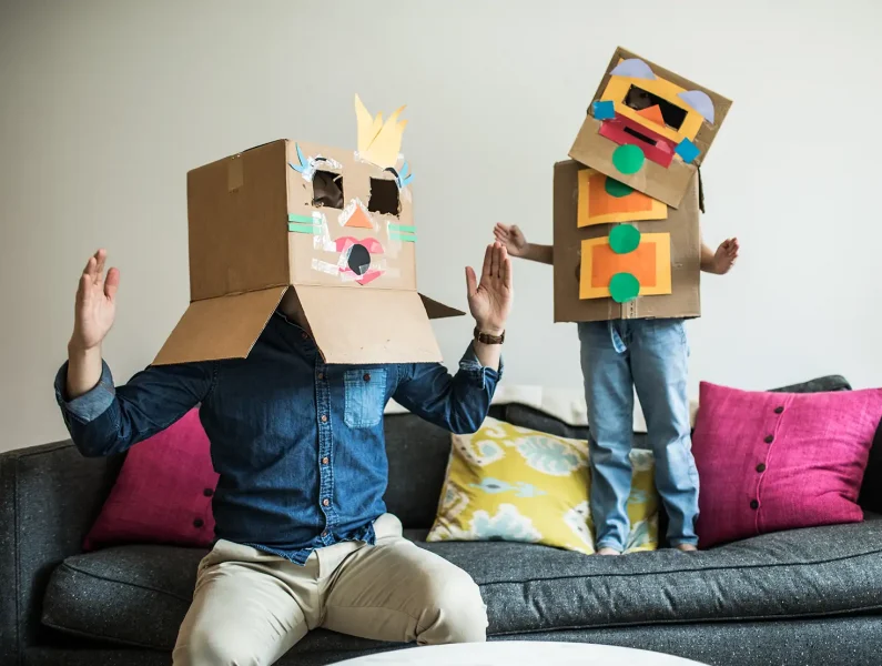 Pai e filha mascarados de robôs 